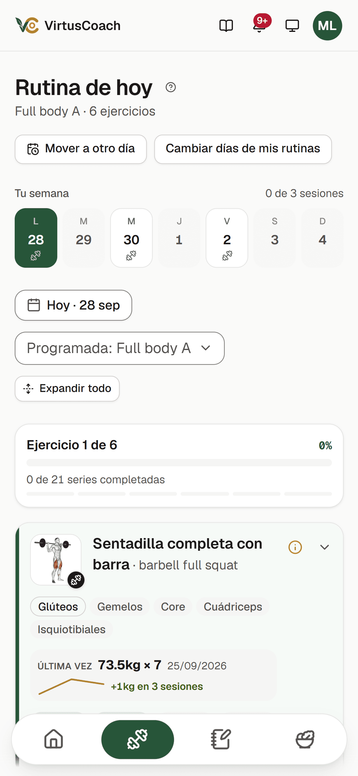 Rutina del día en el teléfono de una alumna: los días de la semana, el ejercicio con su animación, los músculos que trabaja, y series, reps, descanso y RIR objetivo.