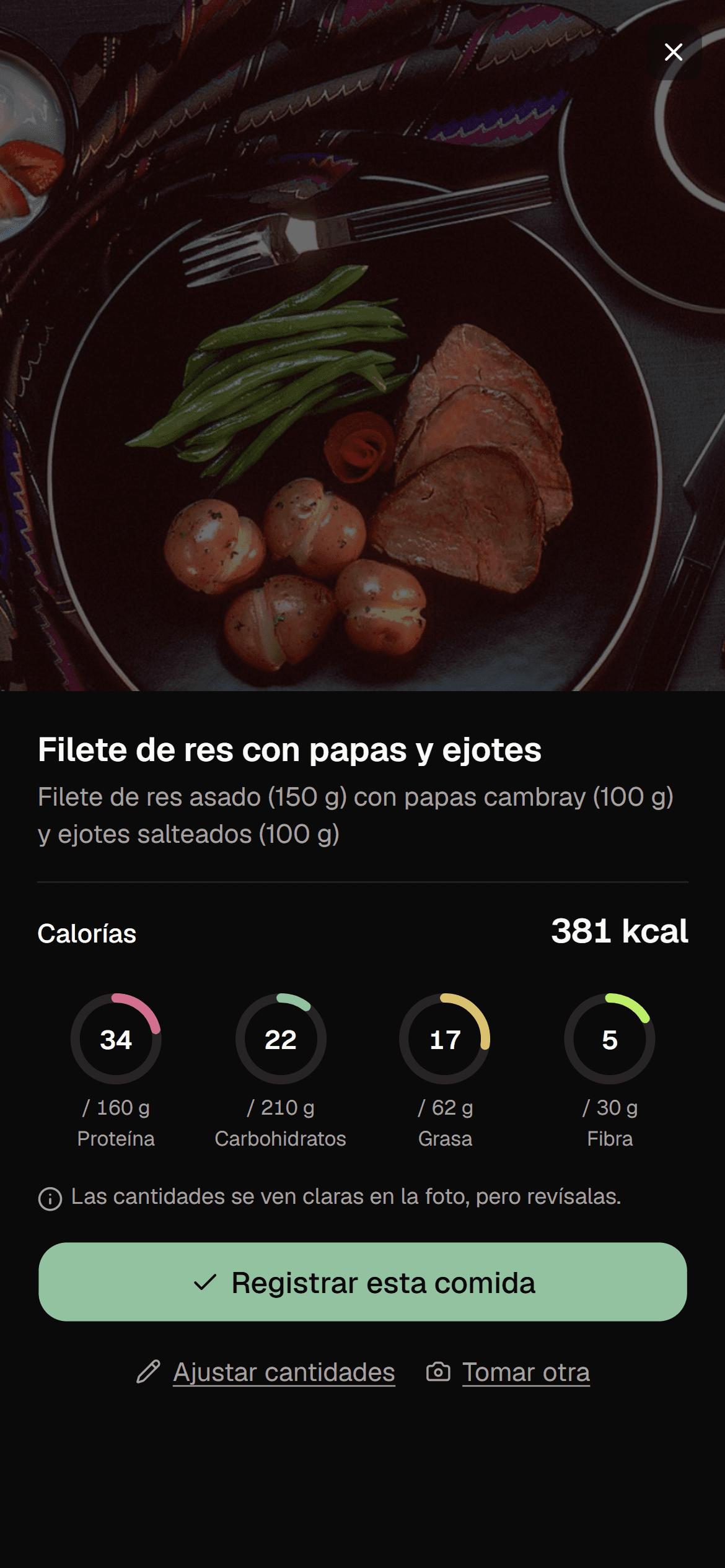 Resultado de fotografiar un platillo en VirtusCoach: la app reconoce filete de res con papas y ejotes, calcula 620 kcal y muestra cuánta proteína, carbohidratos, grasa y fibra aporta frente al objetivo del día.