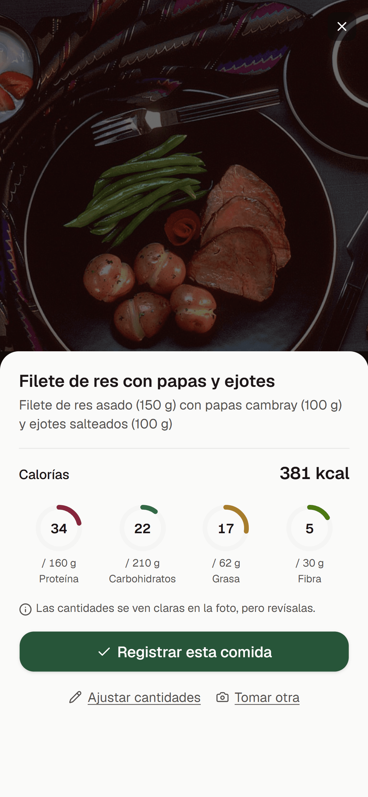Resultado de fotografiar un platillo en VirtusCoach: la app reconoce filete de res con papas y ejotes, calcula 620 kcal y muestra cuánta proteína, carbohidratos, grasa y fibra aporta frente al objetivo del día.