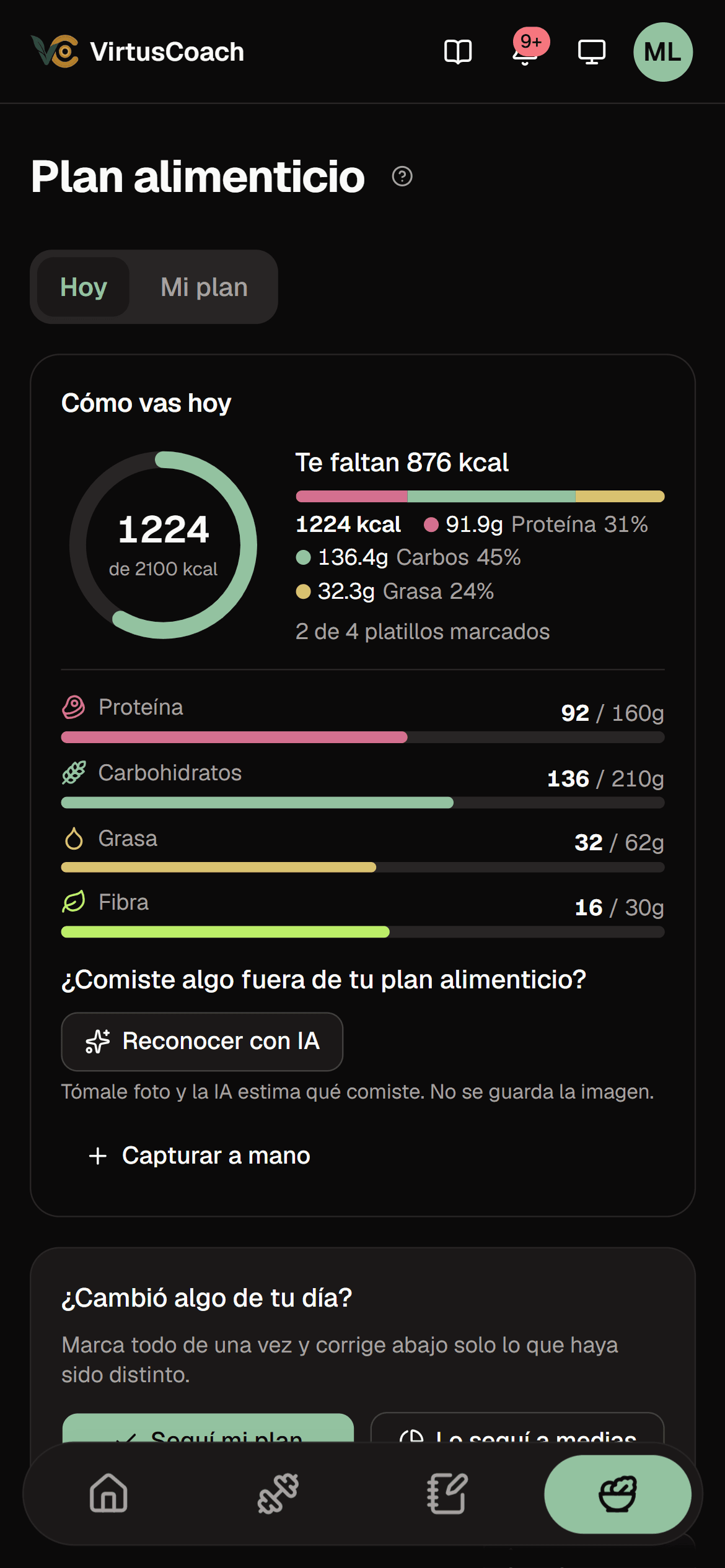 Plan alimenticio del día en el teléfono del alumno: desayuno, comida, colación y cena con las calorías de cada una contra el objetivo.