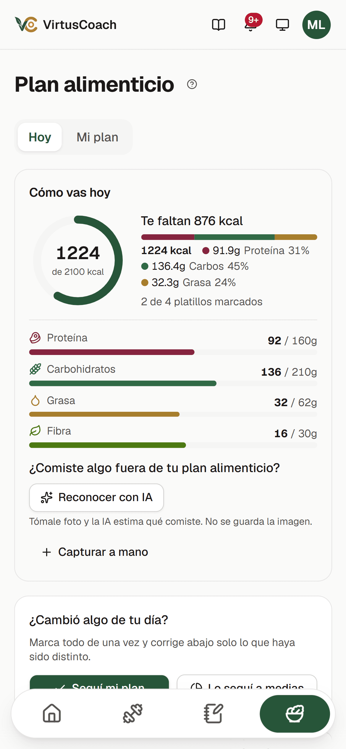 Plan alimenticio del día en el teléfono del alumno: desayuno, comida, colación y cena con las calorías de cada una contra el objetivo.