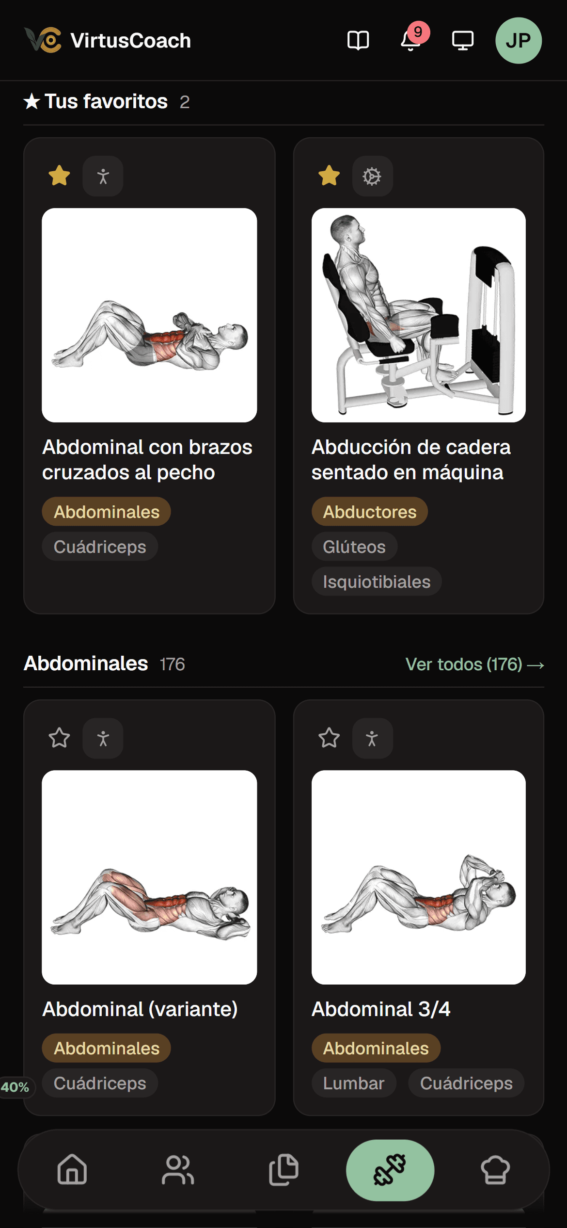 Catálogo de ejercicios en el teléfono del entrenador: dos favoritos marcados con estrella y el grupo de abdominales, cada uno con su animación, el ícono de su equipo y los músculos que trabaja.