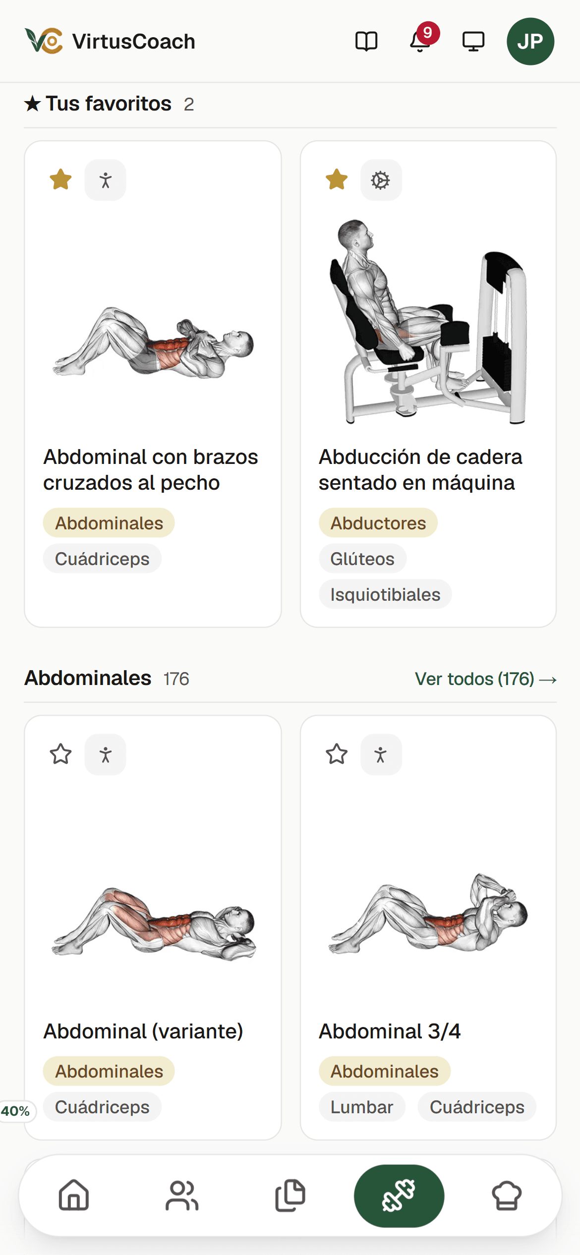 Catálogo de ejercicios en el teléfono del entrenador: dos favoritos marcados con estrella y el grupo de abdominales, cada uno con su animación, el ícono de su equipo y los músculos que trabaja.